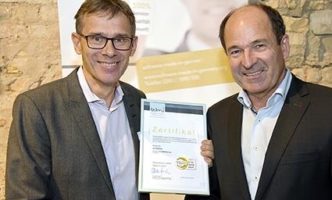 ASPION CEO Michael Wöhr receives "Software Made in Germany" von BITMi Vizepräsident Martin Hubschneider entgegen.