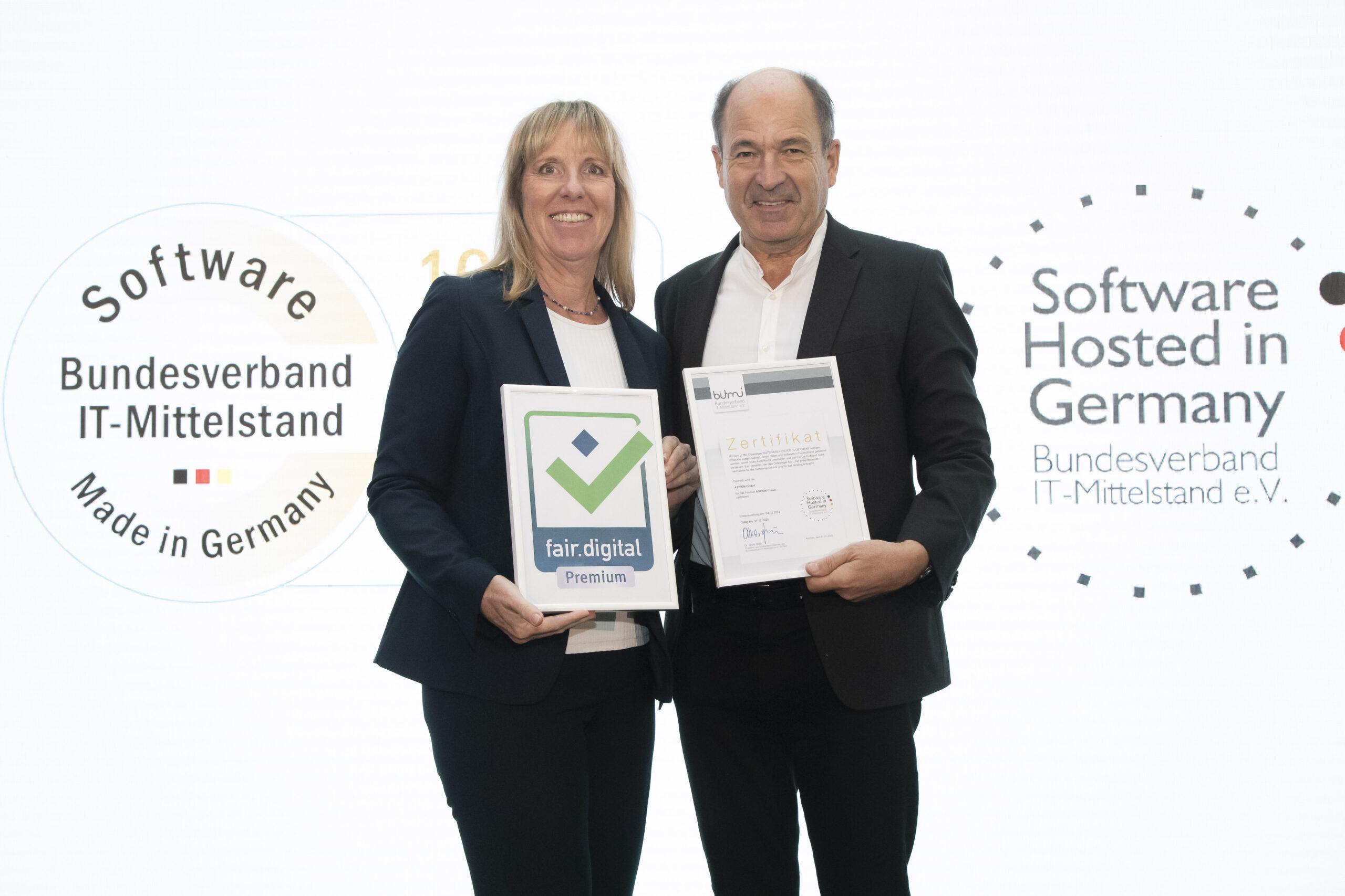 Martin Hubschneider, Vice President of BITMi, presenting the seal to ASPION Managing Director Martina Wöhr.